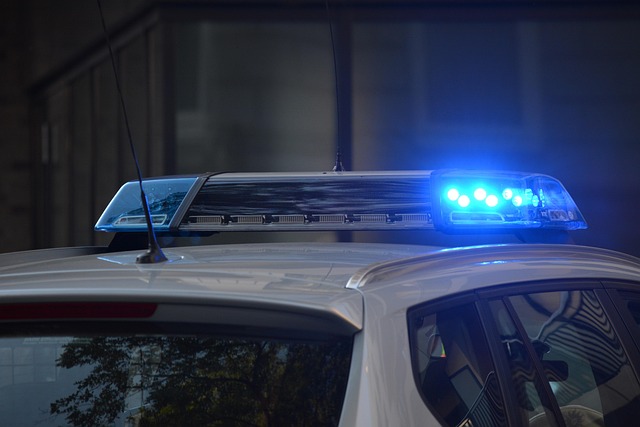 Homem é ferido por policial após atacar viatura com pedras em Osasco, SP